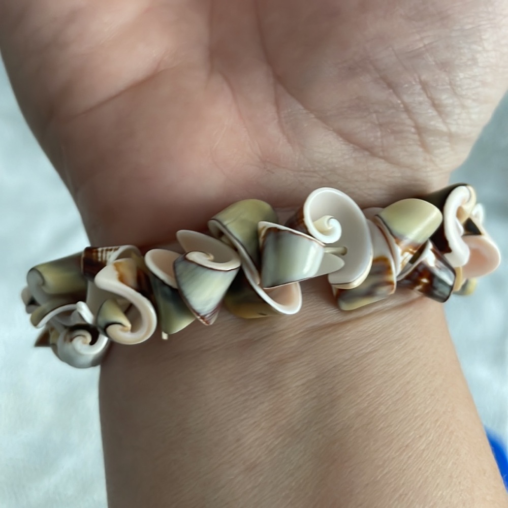 Shell Bracelet - Picture 2 of 2